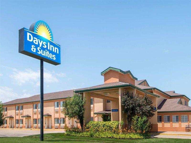 Days Inn & Suites By Wyndham Wichita Exterior foto