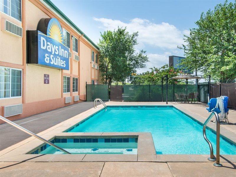 Days Inn & Suites By Wyndham Wichita Exterior foto