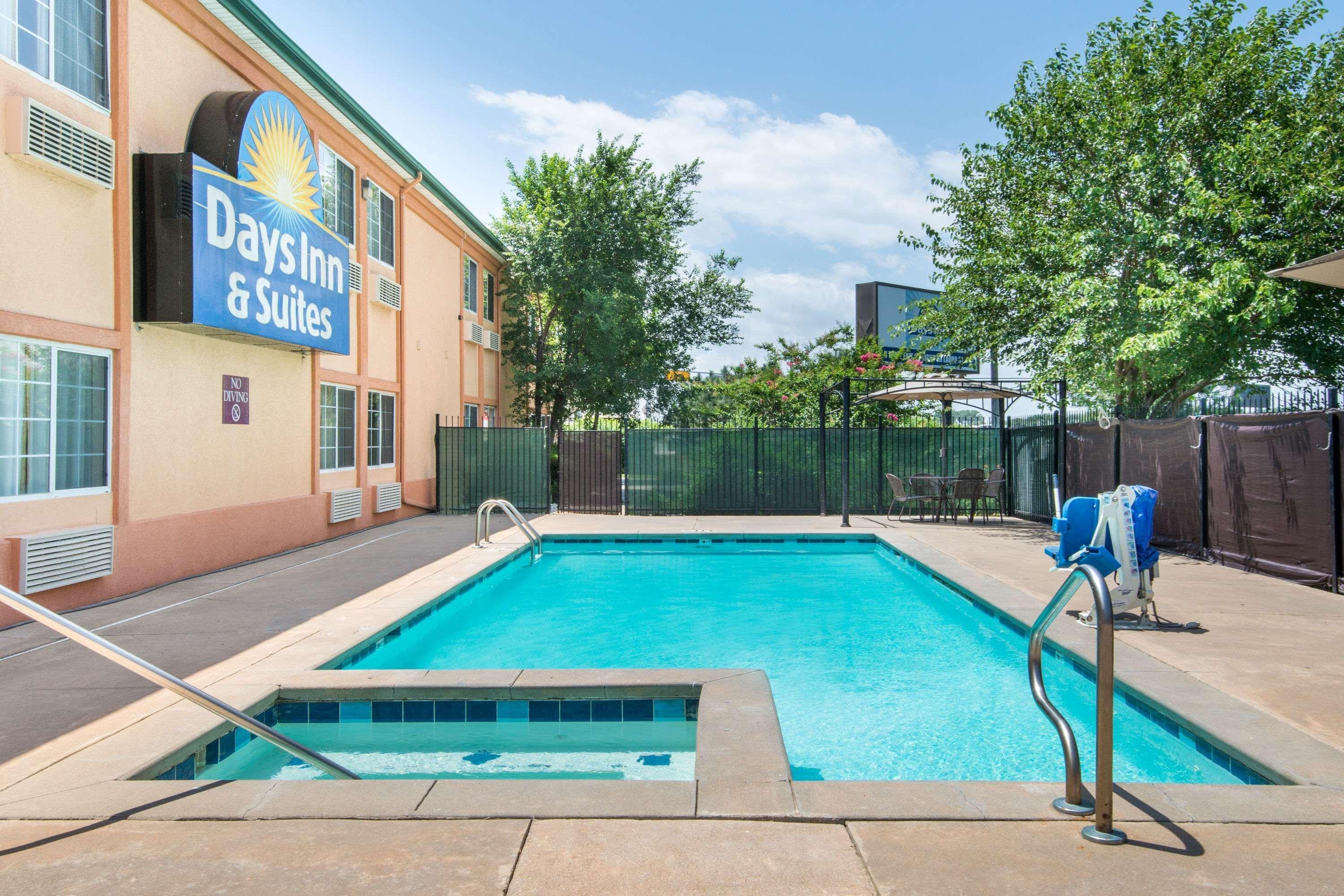 Days Inn & Suites By Wyndham Wichita Exterior foto