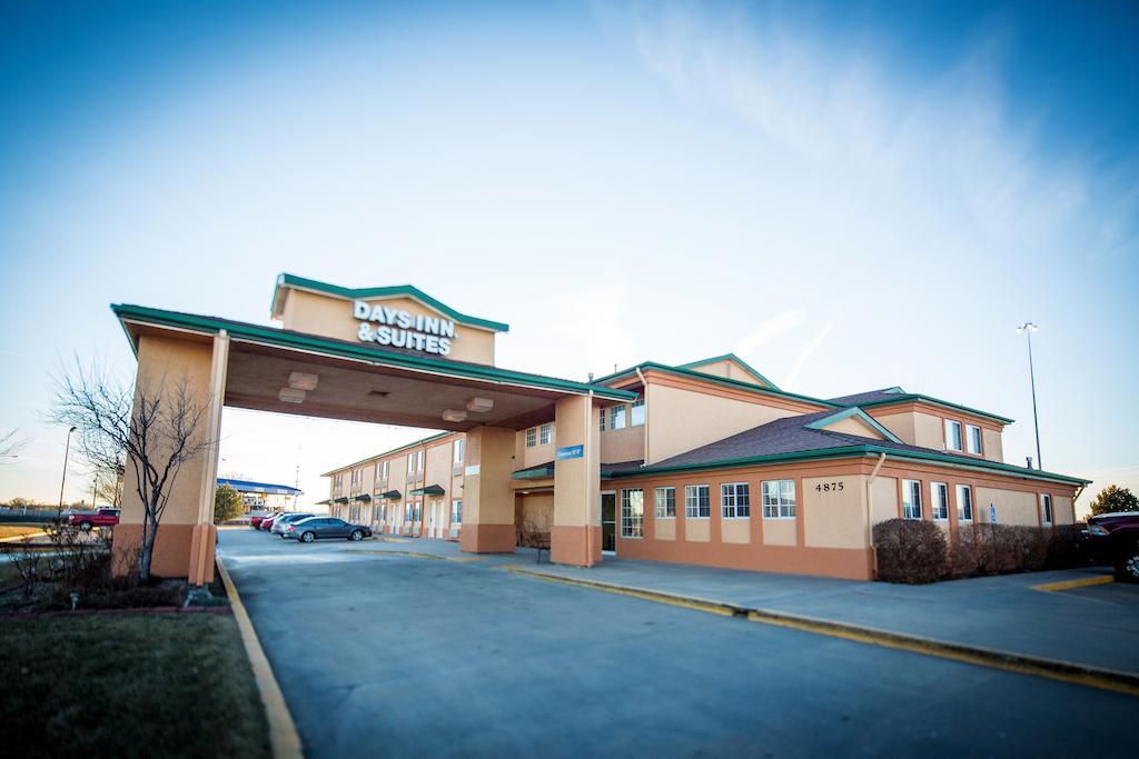 Days Inn & Suites By Wyndham Wichita Exterior foto